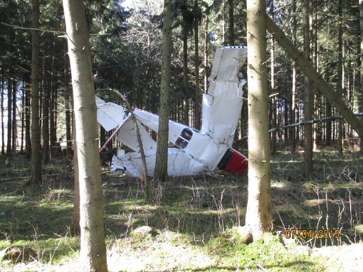 Glück im Unglück: Der 68-jährige Pilot verließ das zertrümmerte Flugzeug unverletzt. Foto: Polizei