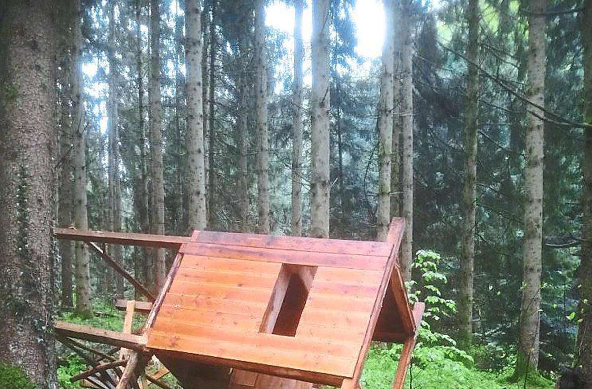 Im Stadtwald in Ettenheim wurden drei Jagdhochsitze zerstört.