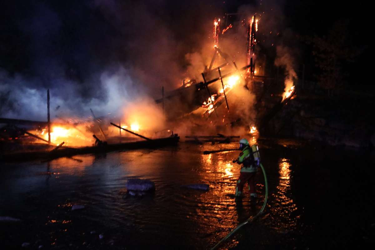 Die Schindelbrücke bei der Neckarburg in Rottweil ist in der Nacht von Montag auf Dienstag komplett niedergebrannt. 