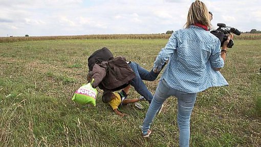 Eine Reporterin des Fernsehsenders N1TV stellte einem  Flüchtling ein Bein.          Foto und Textquelle: www.focus.de Foto: Schwarzwälder-Bote