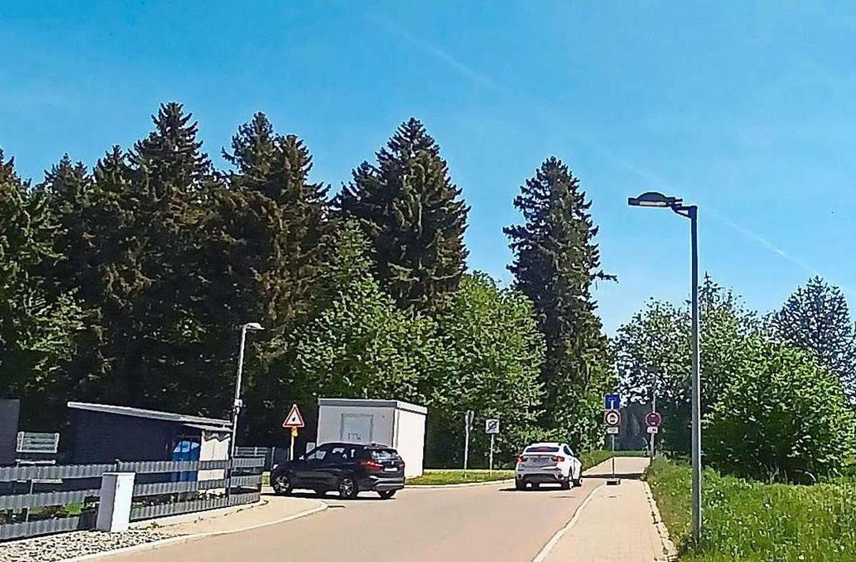 Ein Schleichweg, der nur selten zum Ziel und nach Schwenningen oder ans Schwarzwald-Baar-Kinikum führt. Im Übrigen ist die Schranke nahe der Klinik meistens geschlossen. Zudem kontrolliert die Stadt. Foto: Huber