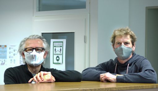 Christian Baumgärtner (links) trägt die leichte Basic und Matthias Raible die robustere Comfort-Version der zwissClean Mask.Foto: Eyrich Foto: Schwarzwälder Bote