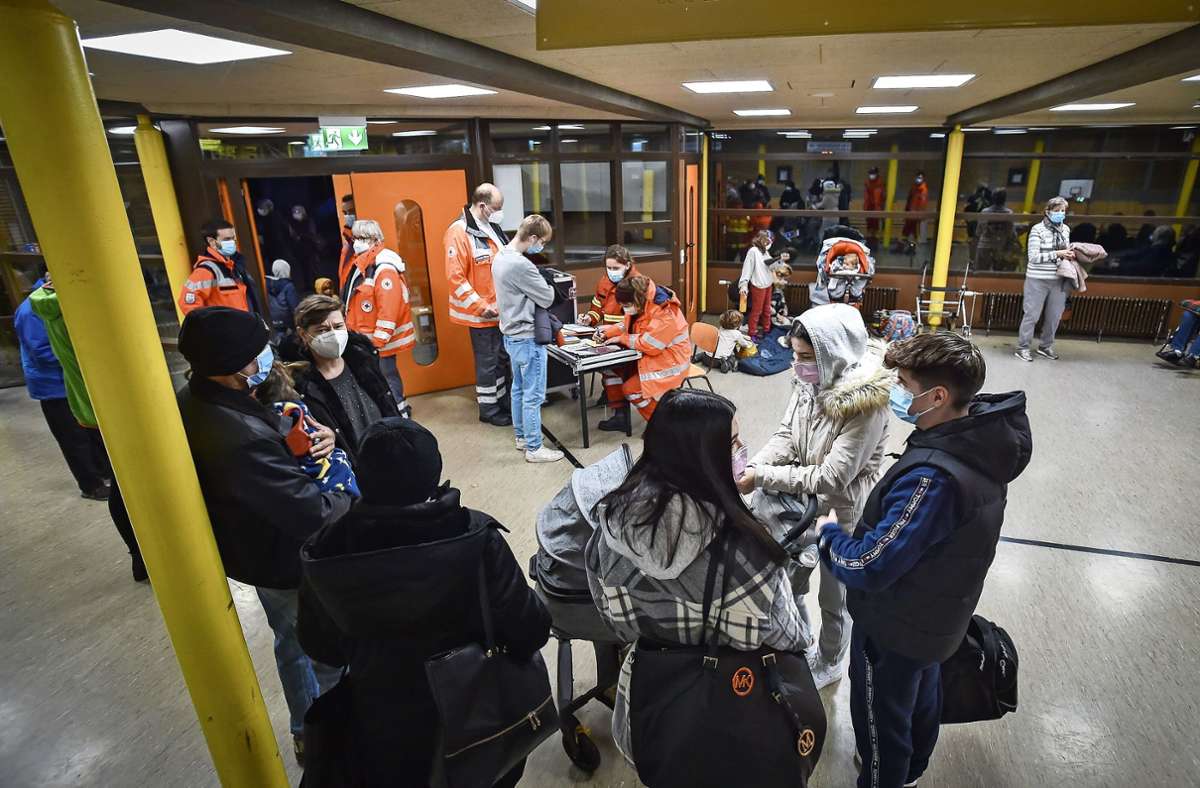 Evakuierte Anwohner versammeln sich in der Sporthalle. Foto: Lichtgut /Ferdinando Iannone