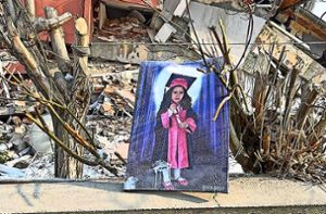 Unter den Trümmern des Hauses von Özlems Tante haben Unbekannte ein Bild von Özlems junger Cousine gefunden und dieses auf die Mauer gelegt. Foto: Hüseyin Cem Topalak/Hüseyin Cem Topalak