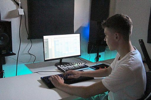 Sein kleines Studio hat Quentin im Keller mithilfe seiner Eltern selbst gebaut. Hier arbeitet er am Computer oft stundenlang an neuen Beats.  Foto: Schütz