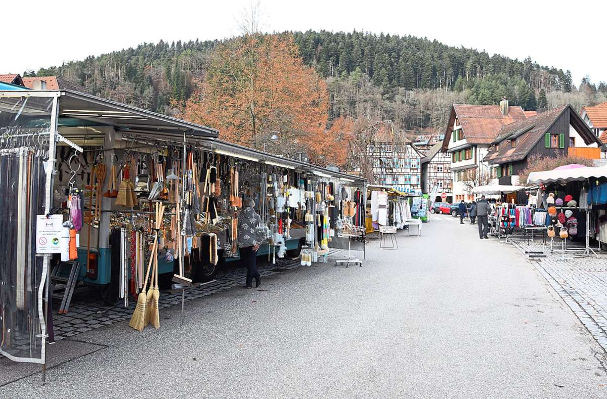 Nur wenige Menschen besuchen am Freitag den Andreasmarkt, der mit 2G-Regel in Schiltach stattfindet. Foto: Sum