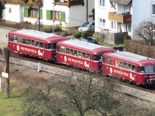 Der Rote Brummer auf der Kinzigtalbahn bei Schiltach. Früher tagtäglich auf dieser Strecke, heute nur noch als Oldtimer-Sonderfahrt   (Bild) – oder eben stationär am Bahnpunkt Schiltach. . Foto: Hoffmann Foto: Schwarzwälder-Bote