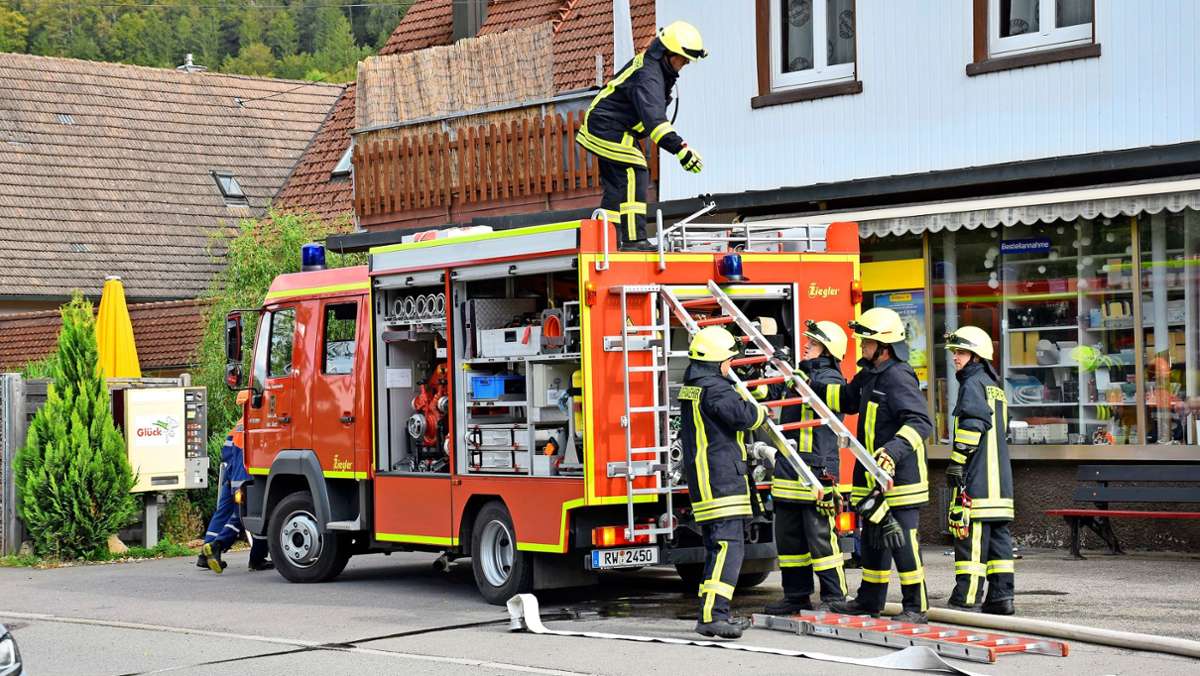 Übung in  Glatt: Feuerwehr befreit Bewohner aus brennendem Gebäude