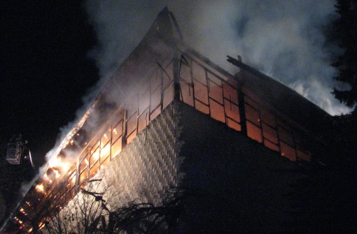 Die katholische Kirche in Frommern wurde in der Nacht zum Sonntag ein Raub der Flammen. Foto: sb