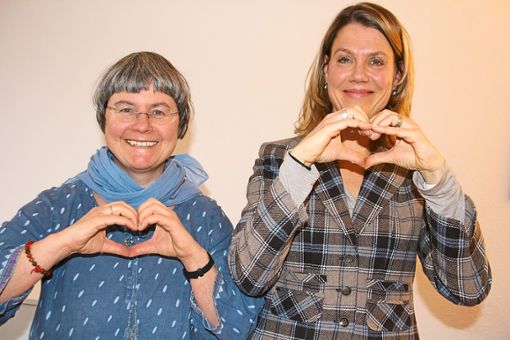 Astrid Sterzel (rechts) und Brigitte Güntter danken den Spendern von Herzen.  Foto: Heinig Foto: Schwarzwälder Bote