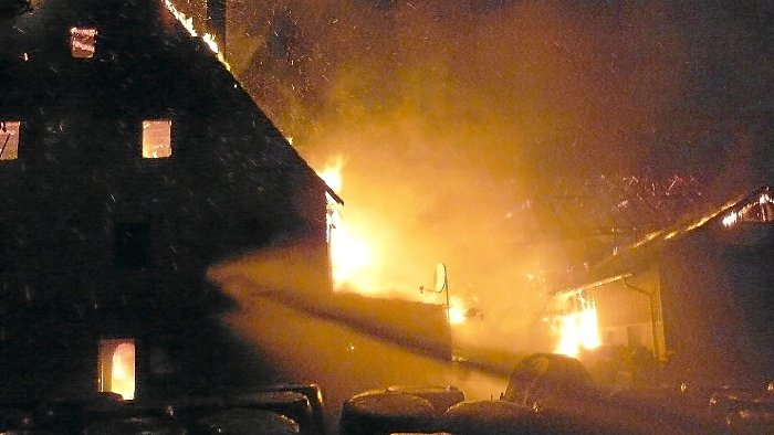 Bauernhaus brennt nach Blitzschlag nieder