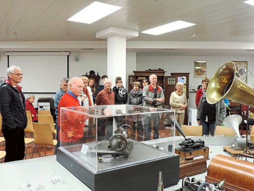 Museumsmitarbeiter Siegbert Hils erklärt die Grammophone von Thomas Edison. Foto: Paskal Foto: Schwarzwälder Bote