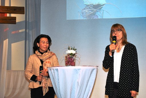 Mihamm Kim-Rauchholz (links) und Esther Siehler machen ihren Zuhörerinnen beim Frauentag der Liebenzeller Gemeinschaft Mut, Liebe anzunehmen und weiterzugeben.  Foto: Fisel Foto: Schwarzwälder-Bote