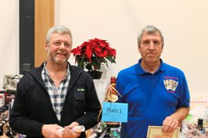 Hubert Kaltenbach aus Simonswald (rechts) gewann mit 1110 Punkten das Cego-Turnier in der Brändbachhalle. Links Stephan Demattio von der Feuerwehr Unterbränd.  Foto: Rademacher Foto: Schwarzwälder Bote