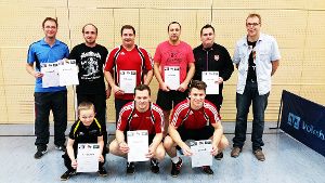 Die siegreichen Mannschaften stellten sich nach dem Turnier zusammen mit dem Abteilungsleiter der Tischtennissparte des TSV Nusplingen, Hans-Dieter Reiser, zum Foto. Foto: Klaiber Foto: Schwarzwälder-Bote