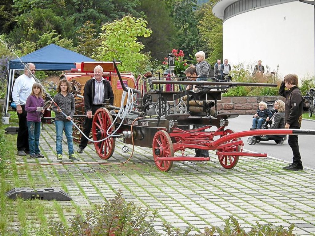 Die Besucher durften sich im Umgang mit einem historischen Spritzenwagen versuchen.