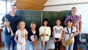 Die Kinder der zweiten Bläserklasse mit den Lehrern Attila Hepp und Ferenc Guti. Foto: Grundschule Eschbronn Foto: Schwarzwälder Bote