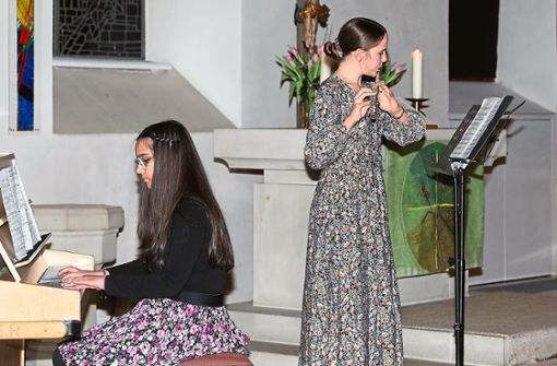 Marie-Christin Lißeck (Mötzingen) wurde beim Vorspiel in der Mötzinger Mauritiuskirche an der Querflöte von Agapi Kourtidis (Nagold) am Klavier begleitet. Foto: Priestersbach