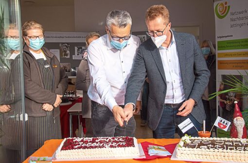 Bürgermeister Hans Michael Burkhardt (rechts) schnitt auch in Unterjettingen einen Jubiläumskuchen an. Foto: Geisel