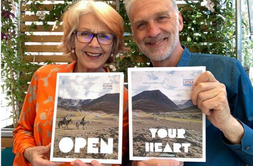 Sigrid Klausmann und Walter Sittler werben für ihr Buch „Open Your Heart“. Foto: Klausmann/Sittler