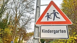 Wer zu spät zum Kindergarten kommt, muss mancherorts zahlen. Foto: Klormann