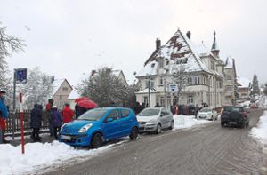 Im Schnee warteten die Patienten auf ihren Piks. Foto: Müller