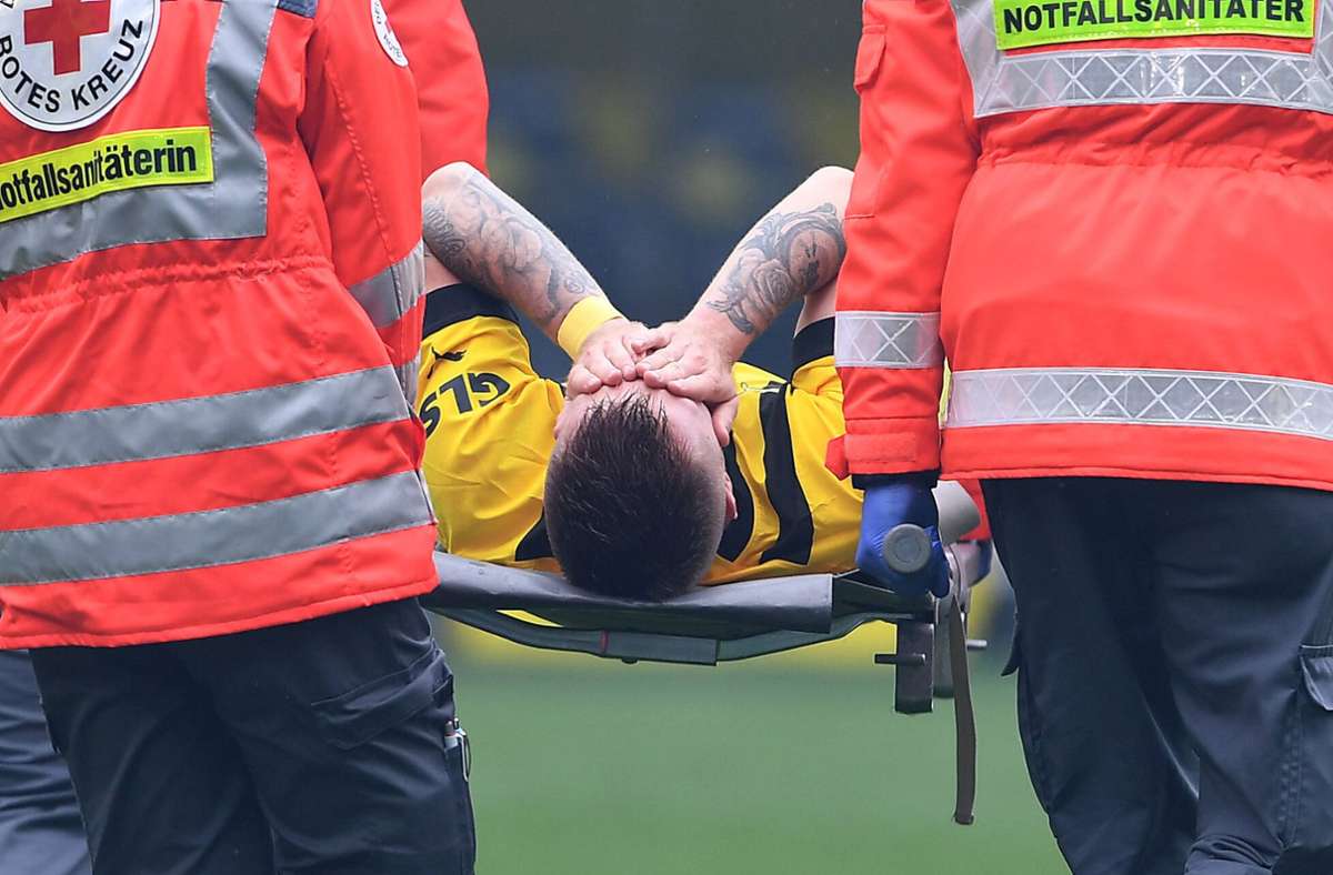 Der verletzte Marco Reus wird mit der Trage vom Spielfeld getragen. Foto: imago/Revierfoto