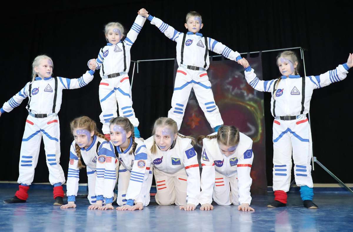 Völlig schwerelos veranstaltete die Kindershowtanzgruppe Altheim mit ihrem Astronautenmotto ein galaktisches Spektakel auf der Bühne.