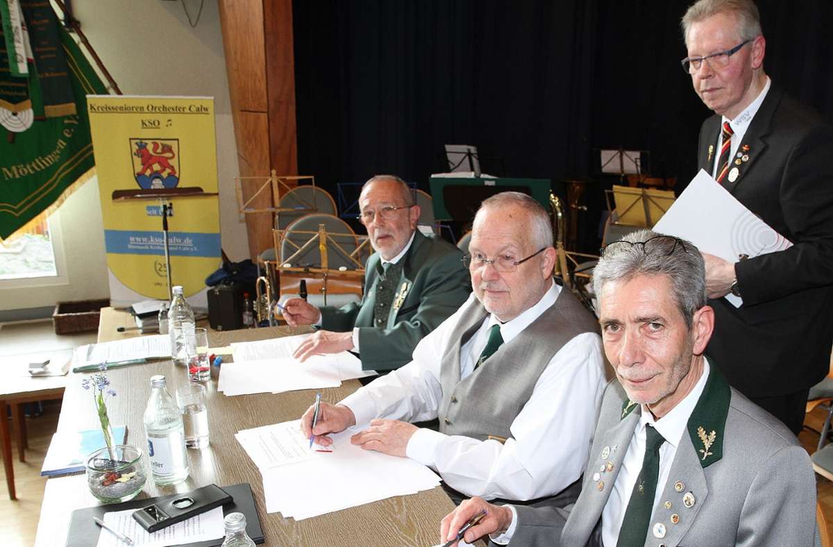 Norbert Struck (Leonberg), Martin Lange (Böblingen) und  Edmund Großmann (Calw) bei der  Unterzeichnung des Fusionsvertrags Foto: Kraushaar