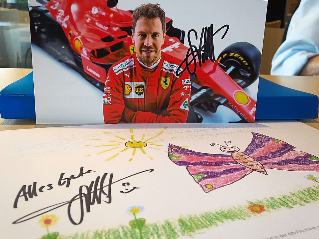 Formel-1-Pilot Sebastian Vettel signierte nicht nur die Schmetterling-Bilder, er überraschte die Kelly Vereinigung auch mit einer Spende.