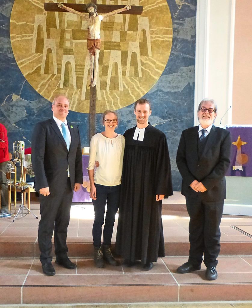 Bürgermeister Matthias Leyn (links) und   Bernd Brandl begrüßten das neue Pfarrersehepaar  Maren und Jonathan Schneider.  Foto: Stöß Foto: Schwarzwälder Bote