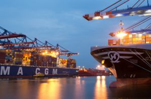 Am Grauen Kapitalmarkt wird auch in Container und Containerschiffe investiert – das ist nicht ohne Risiko für die Anleger. Foto: dpa/Daniel Reinhardt