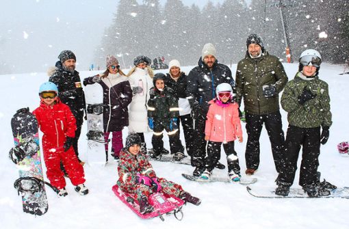 Zur Freude von Kindern und Erwachsenen herrschte am Sonntag in Simmersfeld starkes Schneetreiben. Foto: Köncke