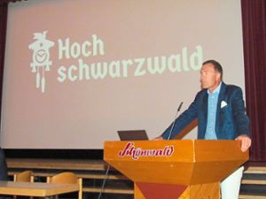 Geschäftsführer Thorsten Rudolph stellt bei der Versammlung die Hochschwarzwald Tourismus GmbH vor.  Foto: Kammerer Foto: Schwarzwälder Bote