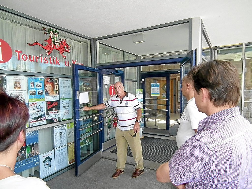 Christian Klotz (in der Tür) legte die Defizite im Schömberger Ortszentrum offen.  Foto: Stocker Foto: Schwarzwälder-Bote
