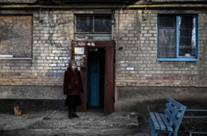 Die Menschen trauen sich kaum nach draußen: eine Frau in Awdijiwka im Bezirk Donezk. Foto: AFP/Aris Messinis