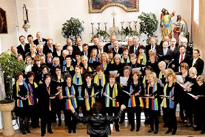Die Chöre aus Haigerloch und Dormettingen treten am Ende des Konzerts in der St.-Matthäus-Kirche gemeinsam auf.  Foto: Seeburger Foto: Schwarzwälder-Bote