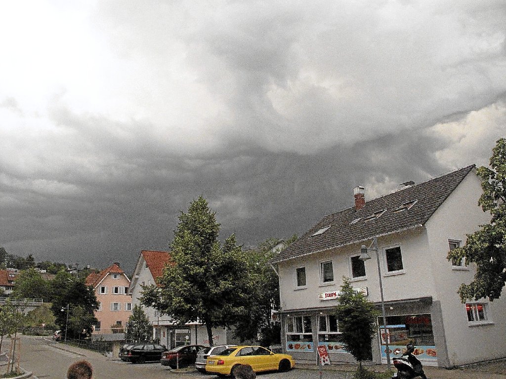 Drohend zog der Sturm am Samstagabend über Dornstetten auf.