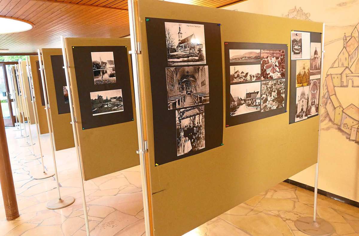 Im Foyer der Festhalle taucht eine interessante Ausstellung mit Fotografien historischer Neudinger Bauten und Ereignisse in die vergangenen Jahrhunderte ein. Foto: Rainer Bombardi