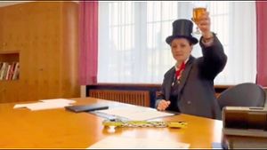 Bürgermeisterin Annick Grassi prostet den Narren in ihrer Video-Botschaft zu.Foto/Screenshot: Wagner Foto: Schwarzwälder Bote