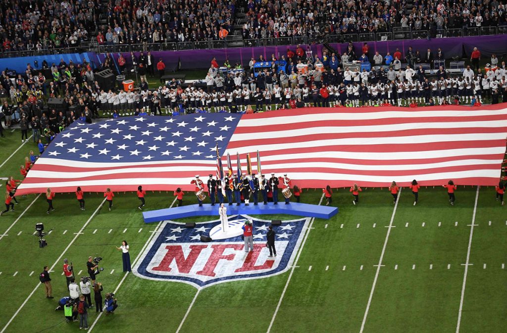 Die US-Sängerin Pink während ihres Auftritts vor dem Anpfiff beim Super Bowl in Minneapolis am Sonntag Abend. Sie sang die amerikanische Hymne.