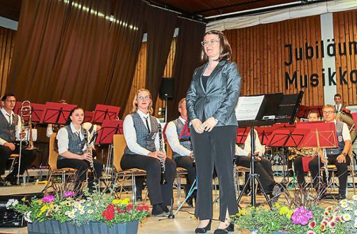 Die neue Dirigentin Angela Pace stellte sich beim nachgeholten Jubiläumskonzert der Musikkapelle Kappel dem Publikum vor. Foto: Decoux