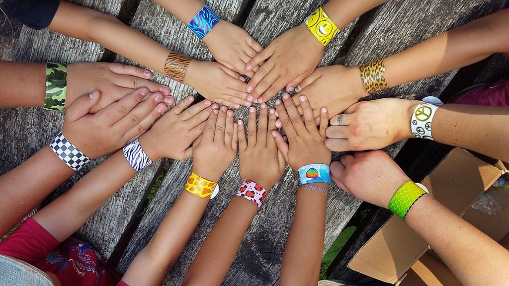 Stolz präsentieren die Teilnehmer der Sommeraktion des Narrenvereins Blauer Stein ihre Armbänder. Fotos: Narrenverein