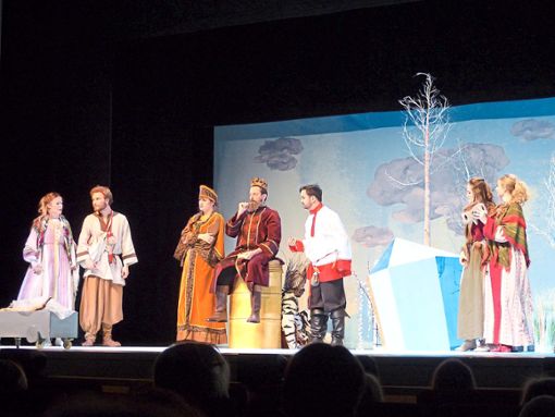 Eine tolle Truppe stellt die Opernwerkstatt am Rhein, um schauspielerisch und gesanglich bei bester Ausstattung Das Schneemädchen im Theater am Ring zu gestalten.  Foto: Kouba Foto: Schwarzwälder Bote