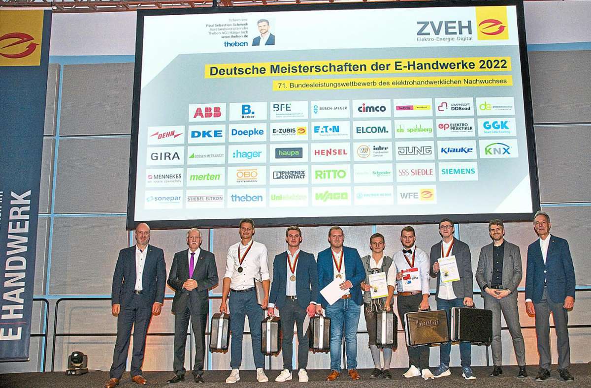Die Goldmedaillengewinner bei den 71. Deutschen Meisterschaften der E-Handwerke mit dem Schirmherrn Paul Sebastian Schwenk (Zweiter von rechts.) Foto: ZVEH Franke