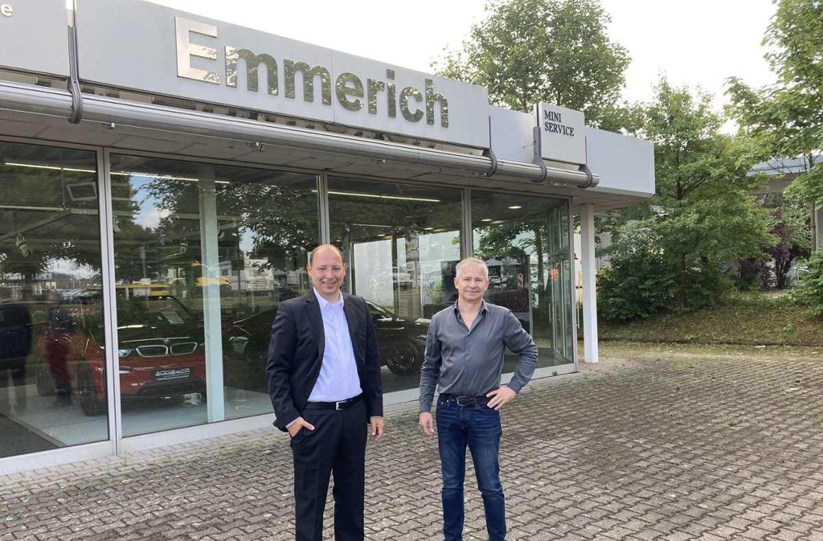 Christian Ruf (links) im Autohaus Emmerich mit Geschäftsführer Rainer Emmerich Foto: Emmerich