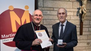 2015 verlieh Bischof Gebhard Fürst an Adelbert Braun (rechts) die Martinus-Medaille für herausragendes ehrenamtliches Engagement und gelebte Nächstenliebe. Foto: Pressefoto ULMER/Markus Ulmer