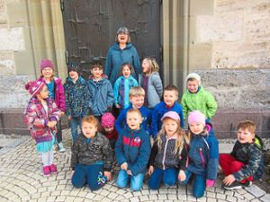 Ulrike Roth führte die Regenbogenkinder aus Altheim durch die Kirche. Foto: Kiga Foto: Schwarzwälder Bote