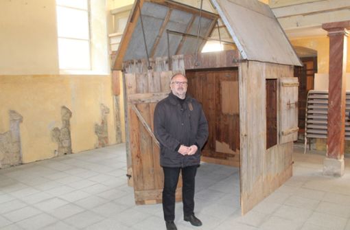 Karlheinz Geppert vom Förderverein der Gedenkstätte in Baisingen zeigt die Laubhütte in der Synagoge. Foto: Meinert