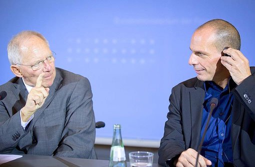 Bundesfinanzminister Wolfgang Schäuble (links) und der neue griechische Finanzminister Yanis Varoufakis sprechen nach ihrem Treffen mit der Presse. Foto: dpa